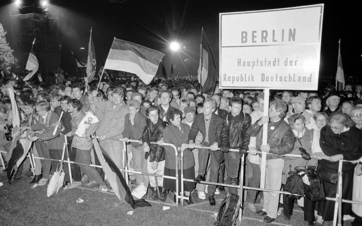«Berliin. Saksa Vabariigi pealinn» ütleb see plakat 1990. aasta 3. oktoobril välja tulnud rahva ees.