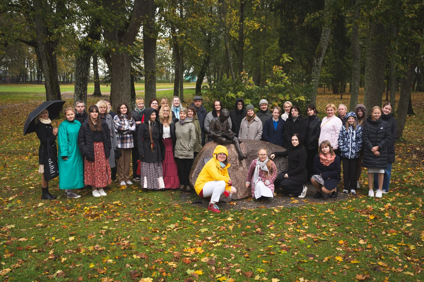 Luulevõistlusel osalejad peavad alati meeles ka Kalju Lepikut ning viivad tema mälestuskivi juurde lilli.