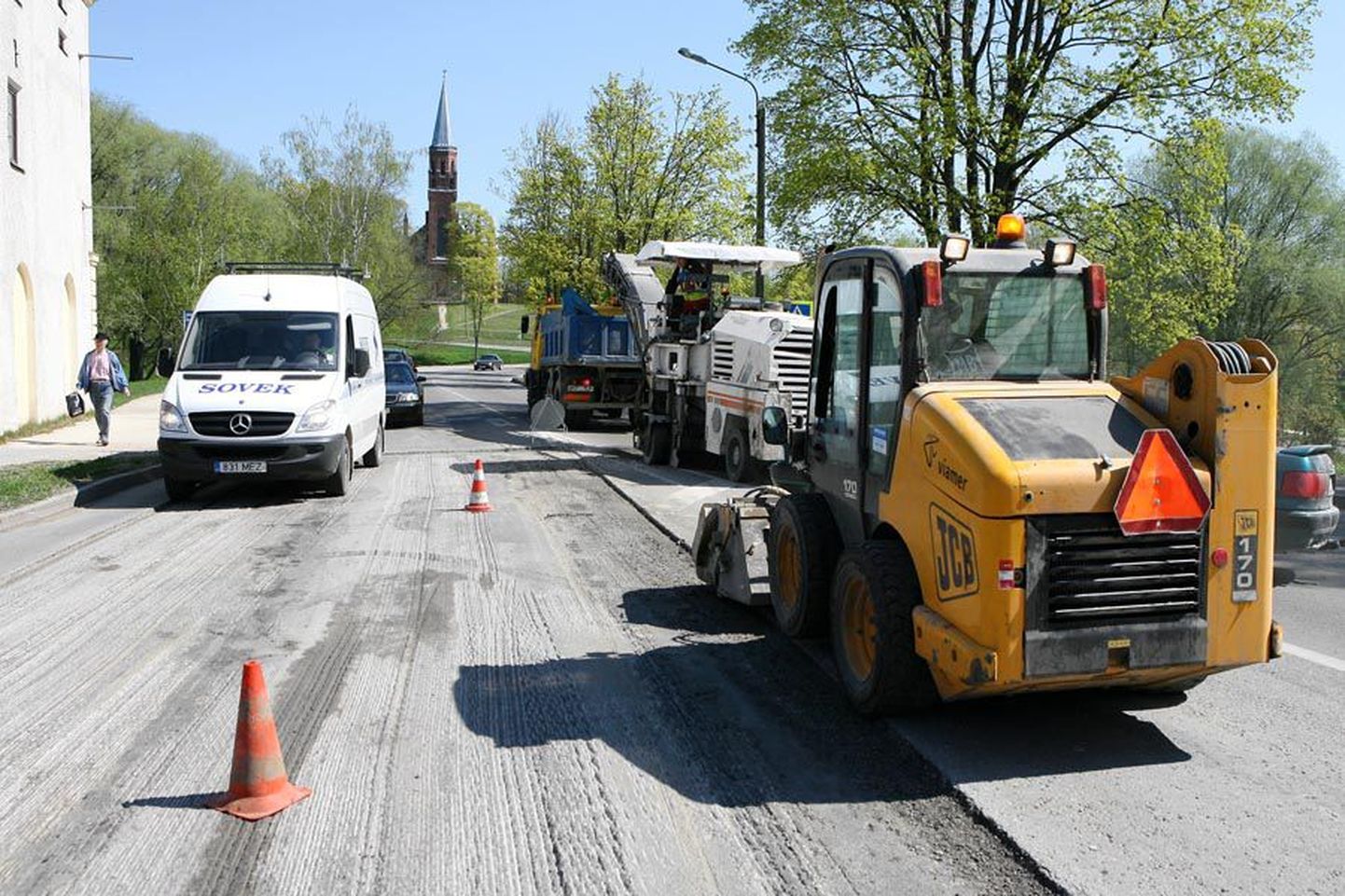 Eile freesisid ja asfalteerisid töömehed Viljandi kõige tihedama liiklusega teelõike.