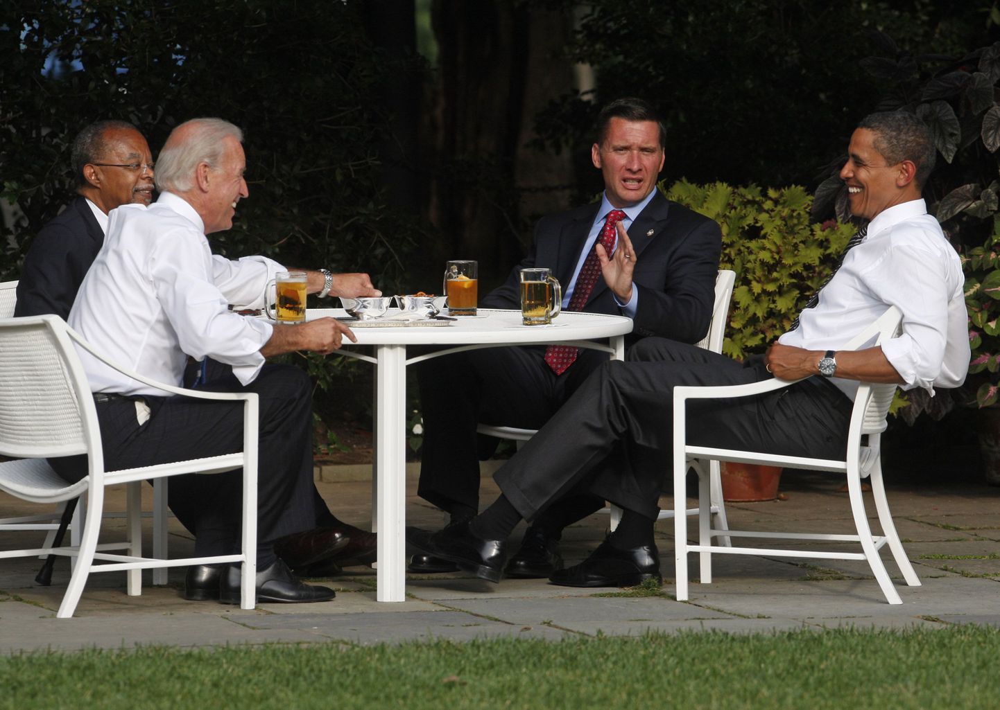 Foto 2009. aasta suvest, kui Barack Obama (paremal) kutsus Valge Maja aeda õlleklaasi taha tüli lahendama Harvardi ülikooli teadlase Henry Louis Gatesi (vasakul)ja politseinik James Crowley (keskel). Vasakult teine asepresident Joe Biden