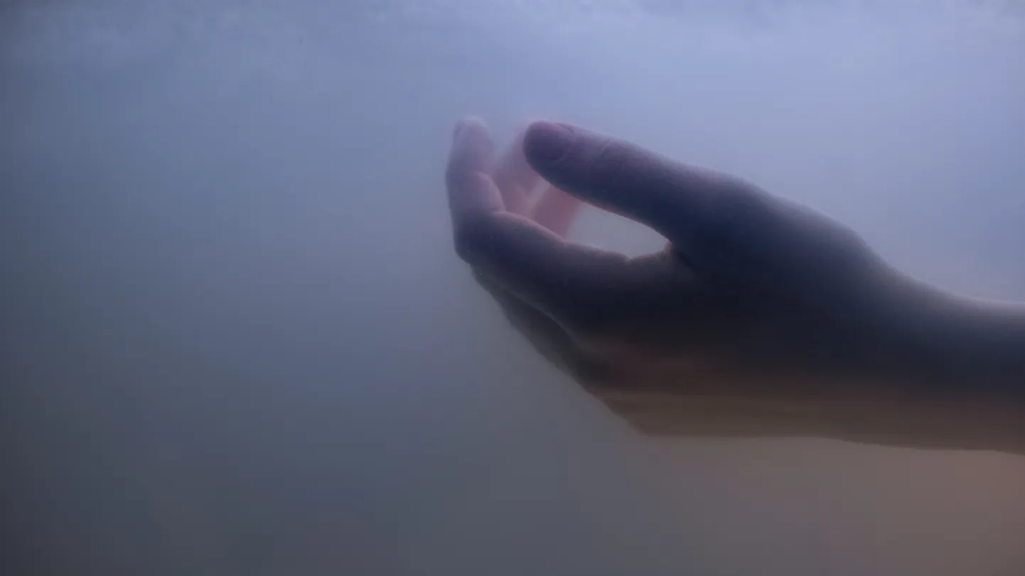 Рука женщины под водой