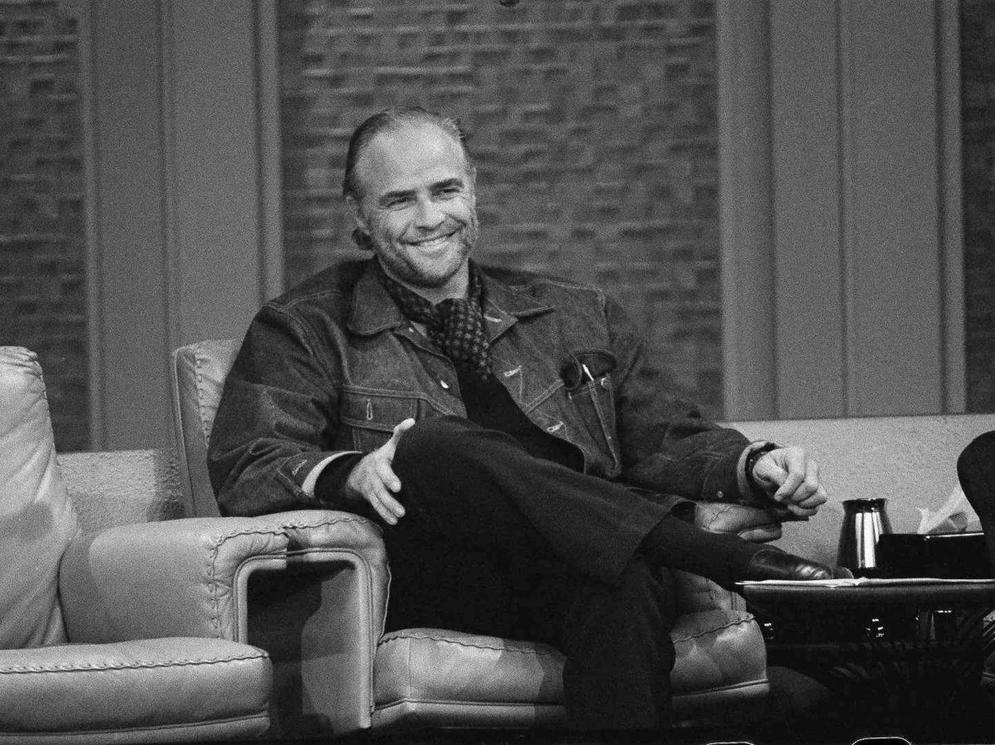 Marlon Brando 1973 jutu-show's, kus selgitas, et Hollywoodi filmitööstus kujutab vähemusi stereotüüpselt – filipiinlasi basseinipoissidena, mustanahalisi lollidena ja indiaanlasi joodikutena.