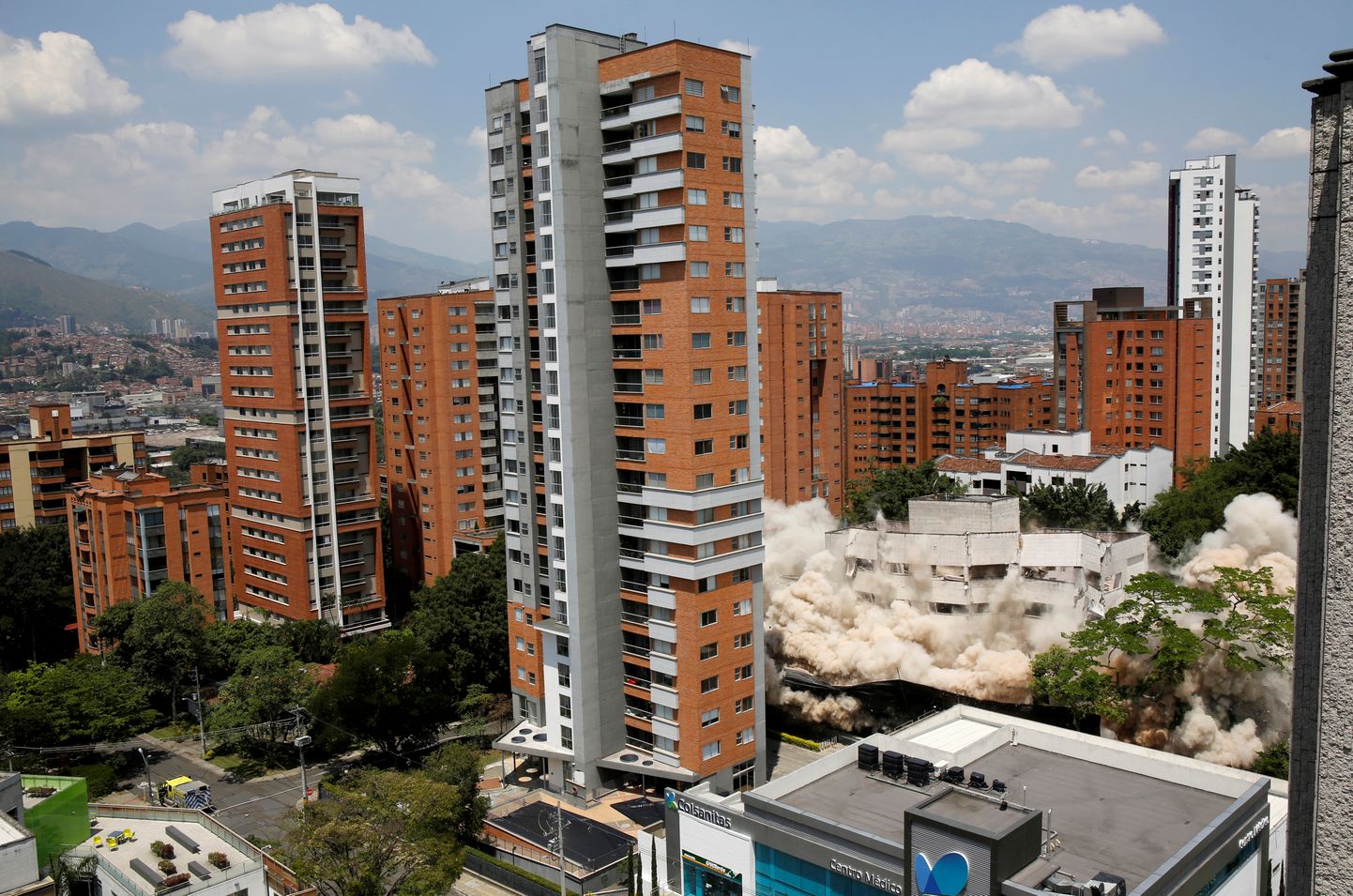 Colombia võimud õhkisid kontrollitud plahvatusega narkoparun Pablo Escobari kunagise maja, Monaco nime kandnud kaheksakorruselise hoone Medellínis.