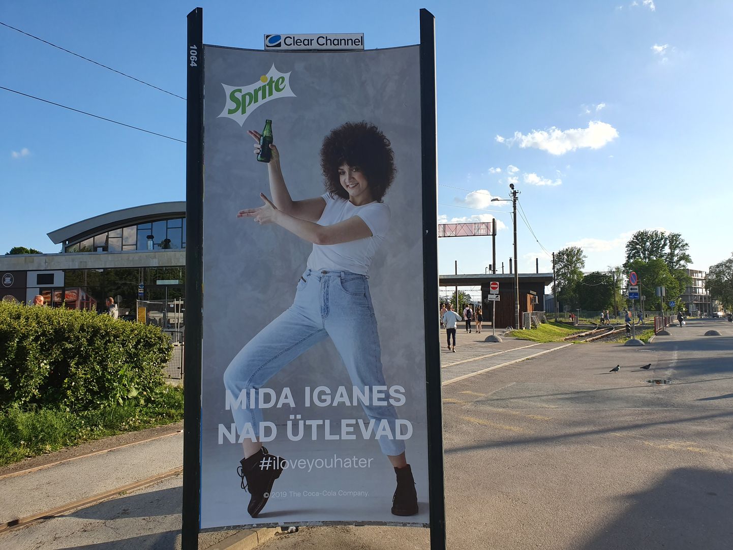 Kampaania «I Love You Hater» uued plakatid Tallinnas Balti jaama trammipeatuses.