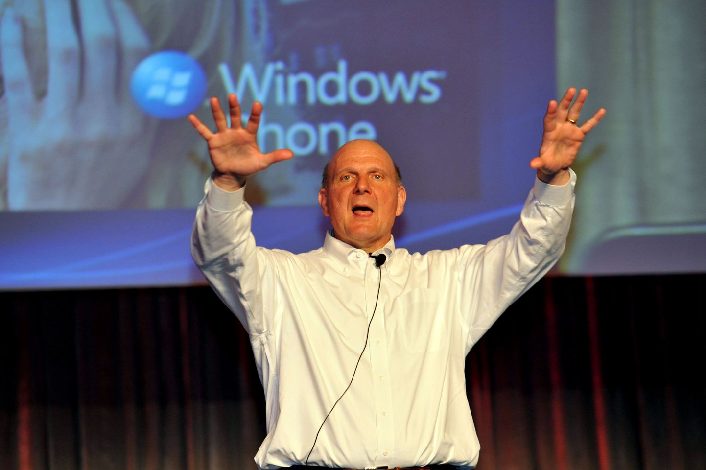Microsofti juht Steve Ballmer tutvustamas Windows Phone'i uusi võimalusi.
