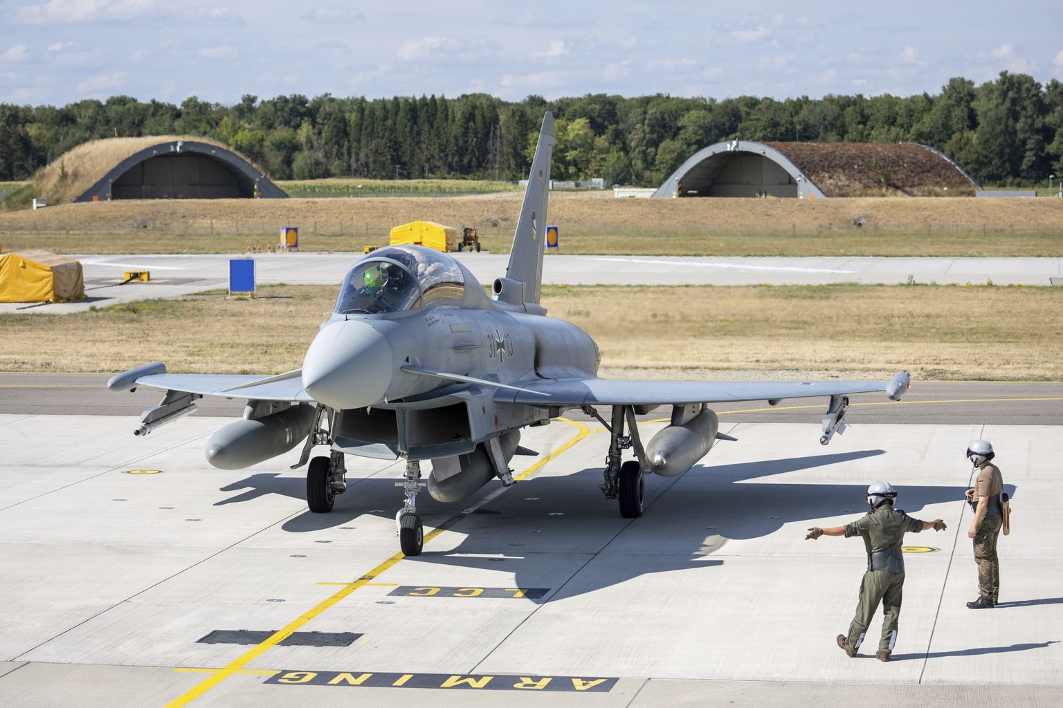 Saksa õhuväe hävituslennuk Eurofighter Neuburgi õhuväebaasis.
