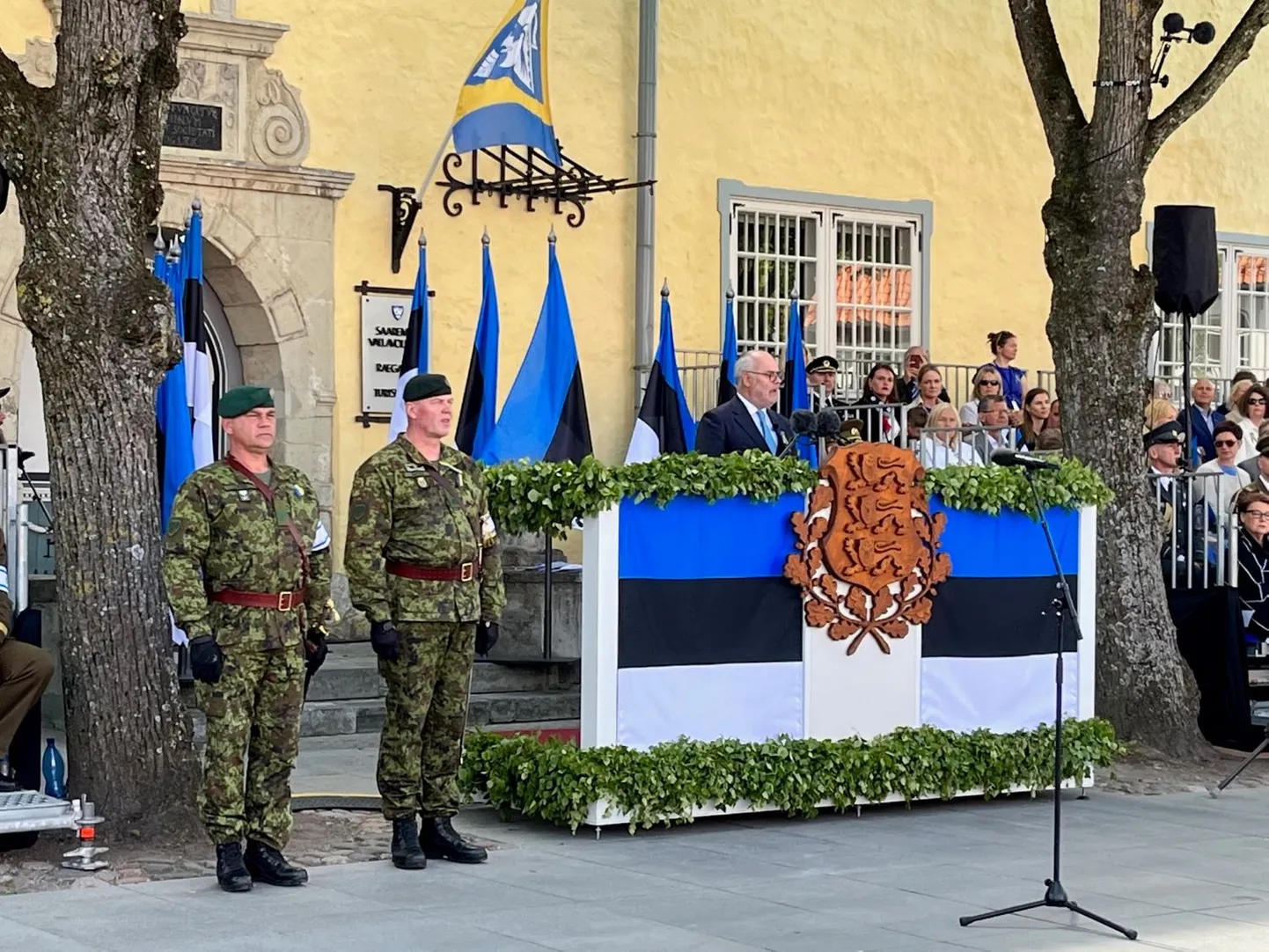 Vabariigi President pidas kõne Kuressaare keskväljakul.