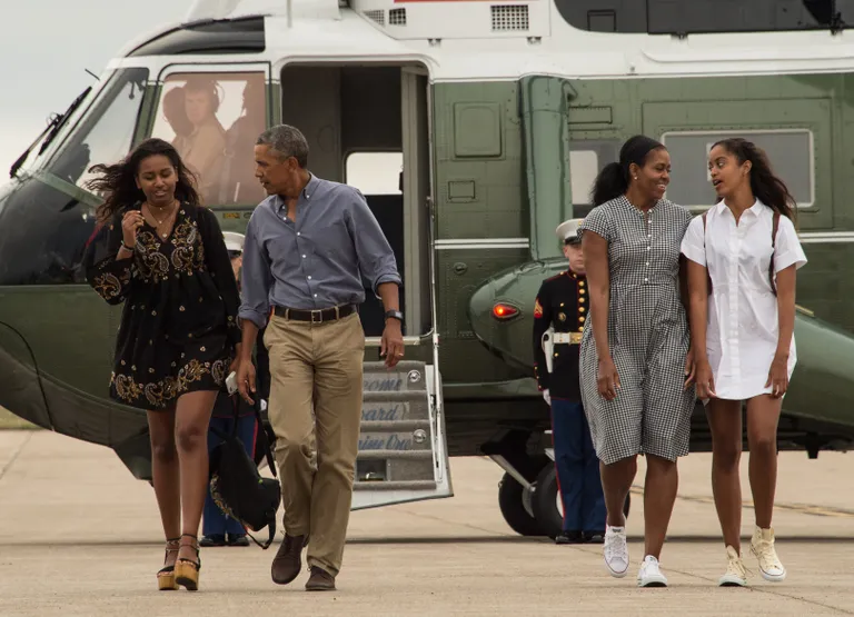 USA president Barack Obama, ta tütar Sasha, esileedi Michelle Obama ja tütar Malia 2016 Massachusettsis Cape Codi õhujõudude baasis