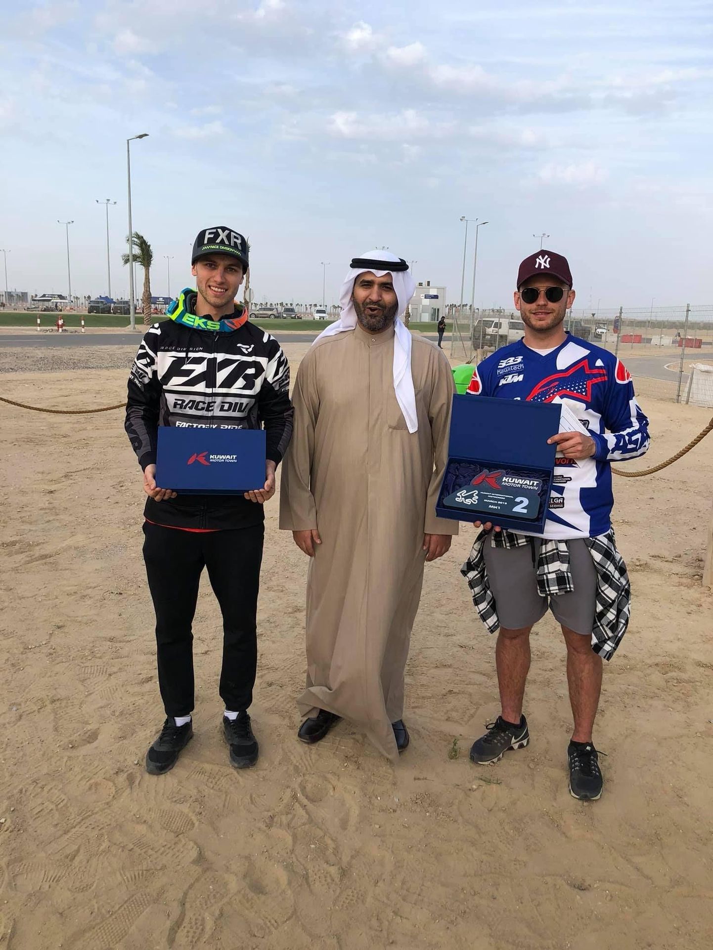 Indrek Mägi (vasakul) kohtas Kuveidi motokrossil šeiki, kes kutsus krossisõitja ka järgmiseks aastaks võistlema. Pildil paremal Toms Macuks, lätlasest põhirivaal.