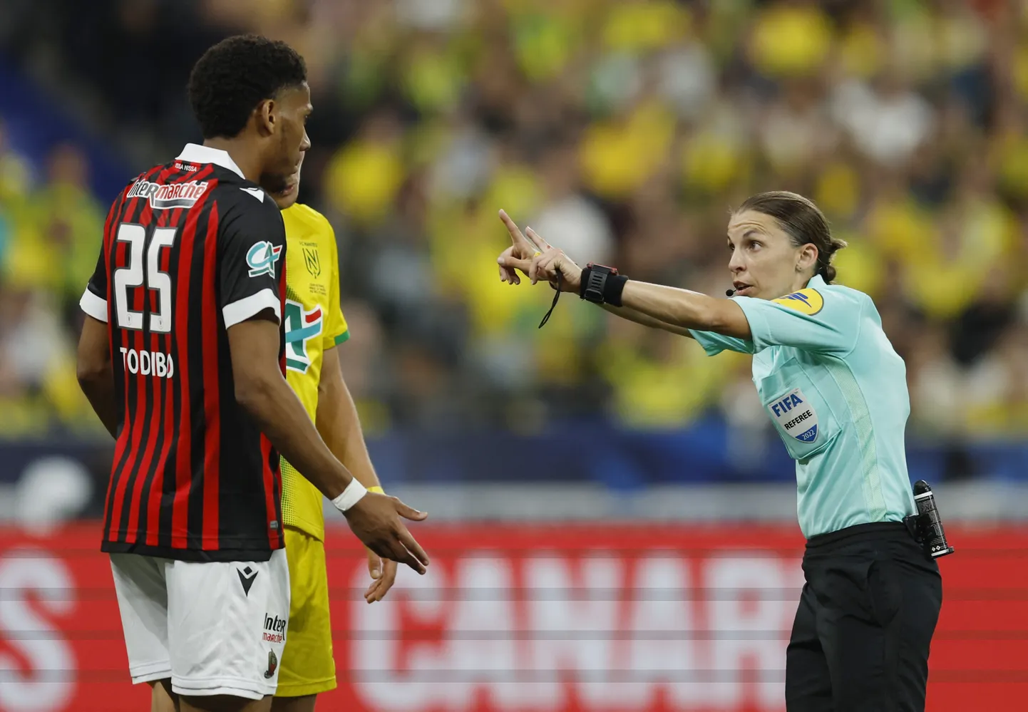 Jean-Clair Todibo ja kohtunik. Foto ei pärine Todibo jaoks punase kaardiga lõppenud kohtumisest.