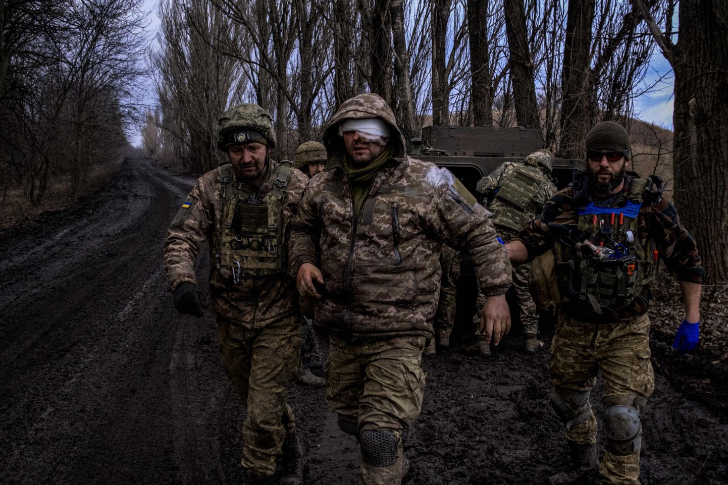 Ukraina meedikud evakueerivad eile Bahmuti lähistel vigastatud sõdurit.