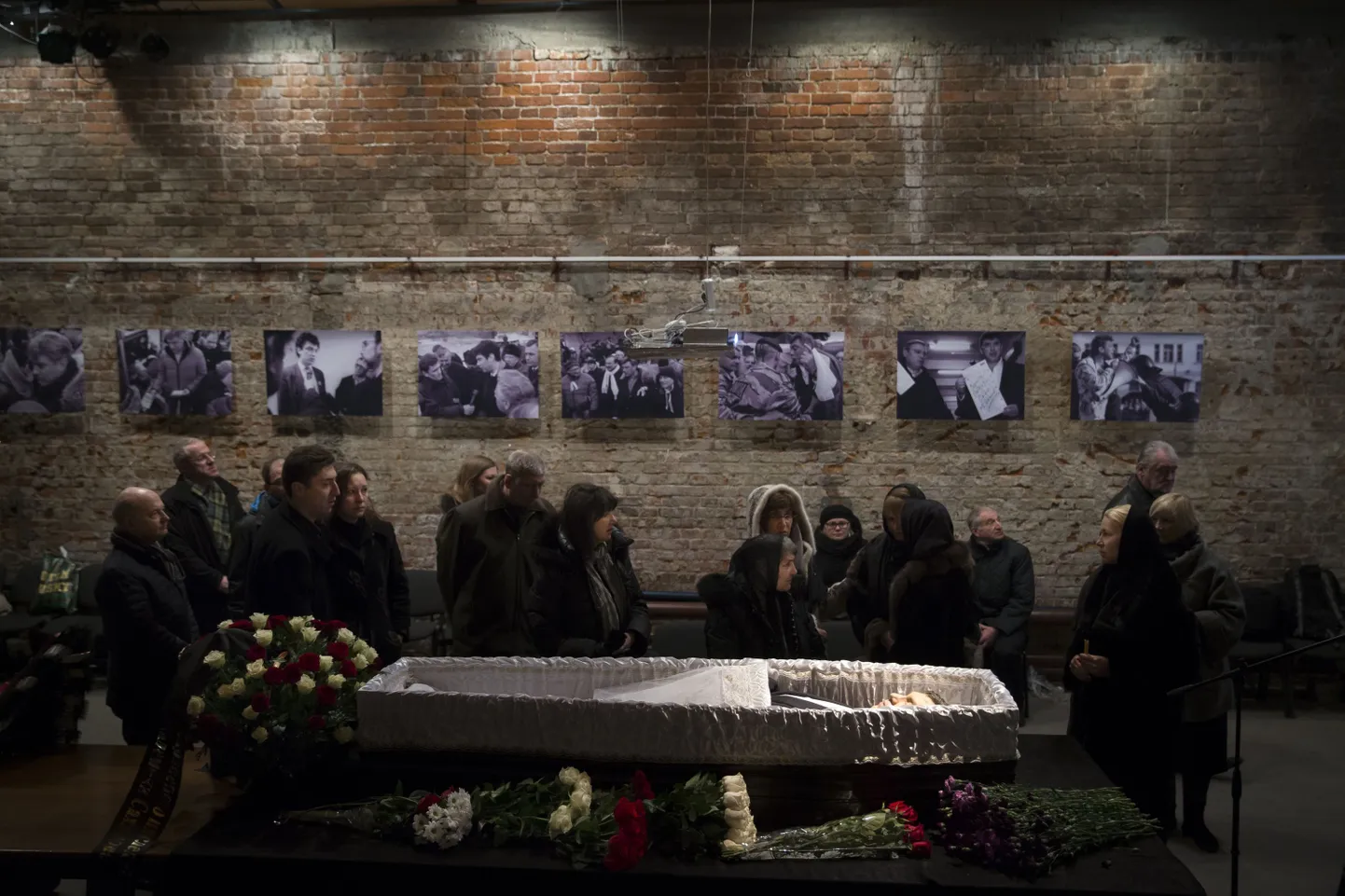 Pereliikmed ja lähedased Boriss Nemtsovi ärasaatmisel Andrei Sahharovi nimelises muuseumis ja ühiskondlikus keskuses.