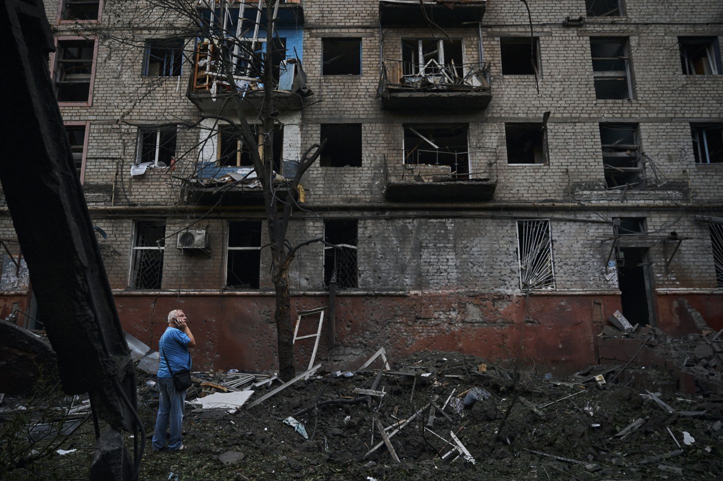 Kohalik vaatab kahjustatud hoonet pärast raketirünnakut täna varahommikul Kramatorskis.