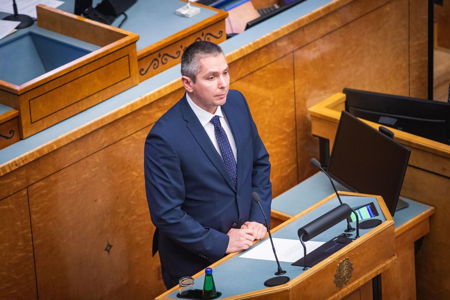 Taavi Rõivase asendusliige Marko Torm annab riigikogu istungi alguses ametivande.