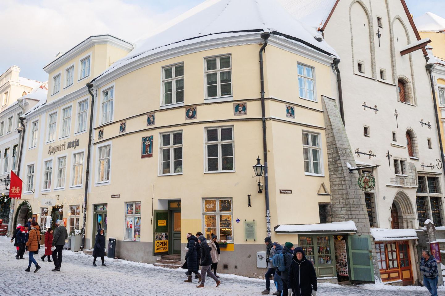 Hopneri maja aadressiga Raekoja plats 18/Vanaturu kael 3 Tallinna vanalinnas 4. detsembril 2023.