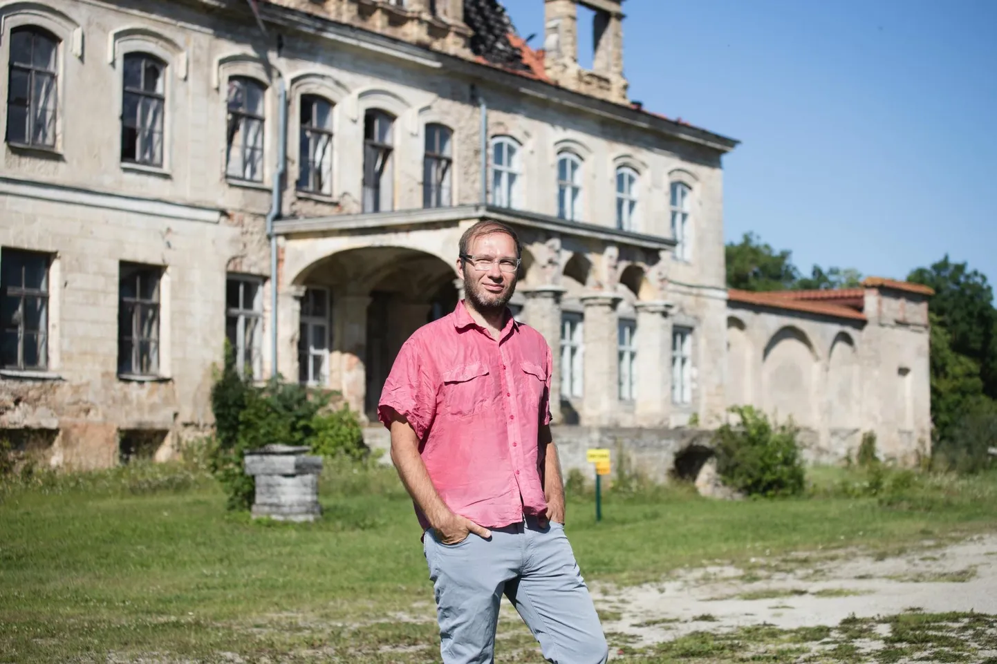 Asse Sauga Malla mõisa peahoone ees, mis põles kuue aasta eest.