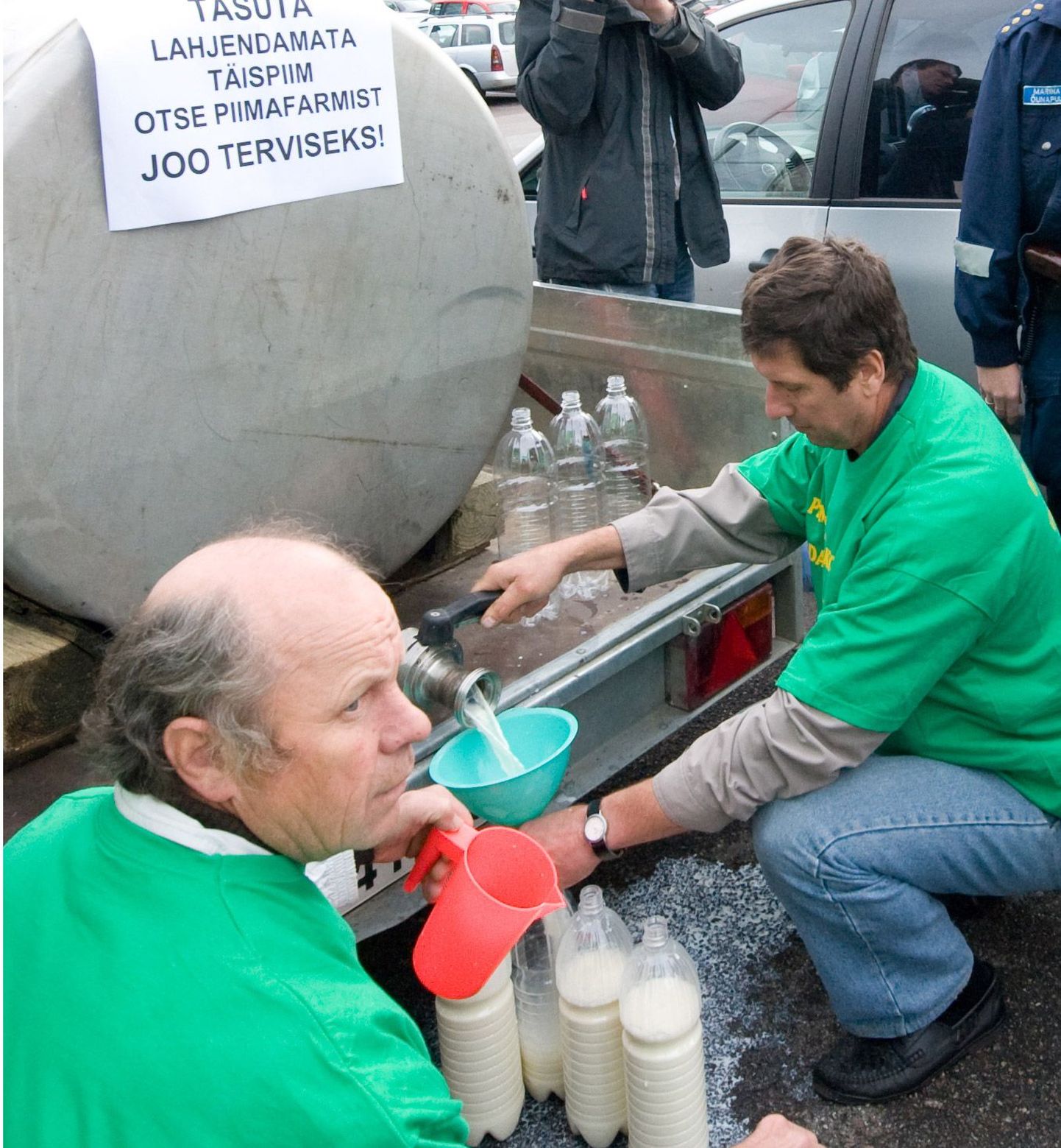 Kahe kuu tagusel protestiaktsioonil jagasid talupidajad tasuta piima.