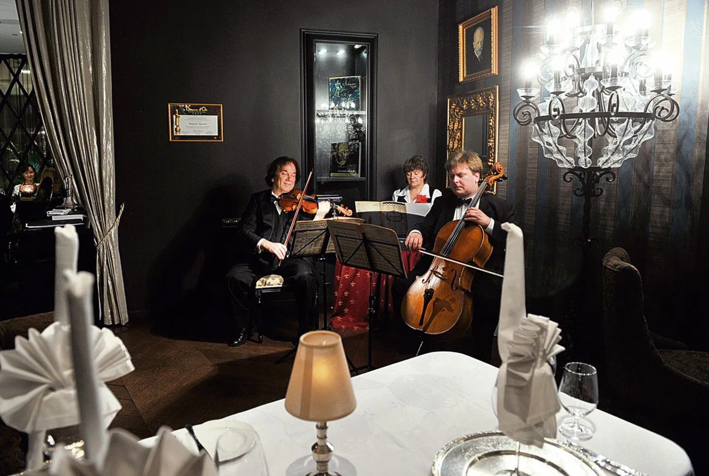 «Saevad»: kohviku- ja salongimuusikat esitavad Salongitrio liikmed (vasakult) Meelis Vahar (viiul), Elena Anstal (klaver) ja Enno Lepnurm (tšello).