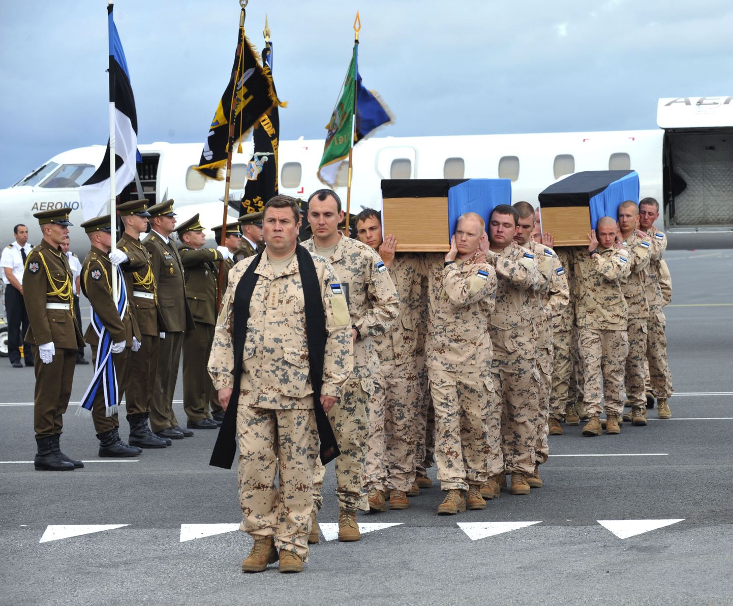 Afganistanis langenud kaitseväelaste surnukehad jõudsid Eestisse.