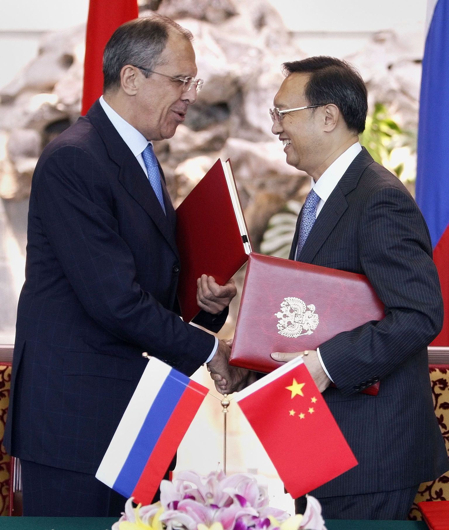 Venemaa välisminister Sergei Lavrov surumas kätt oma Hiina kolleegi Yang Jiechi'ga pärast allakirjutamist dokumentidele, mis panevad punkti kahe riigi pikale piiritülile.