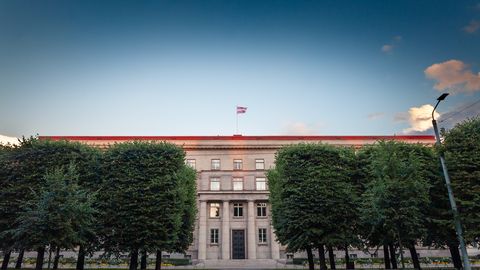 Nedrīkst piedzerties publiskās vietās un vienmēr jābūt godīgam – Valsts kanceleja piedāvā ministru uzvedības kodeksu