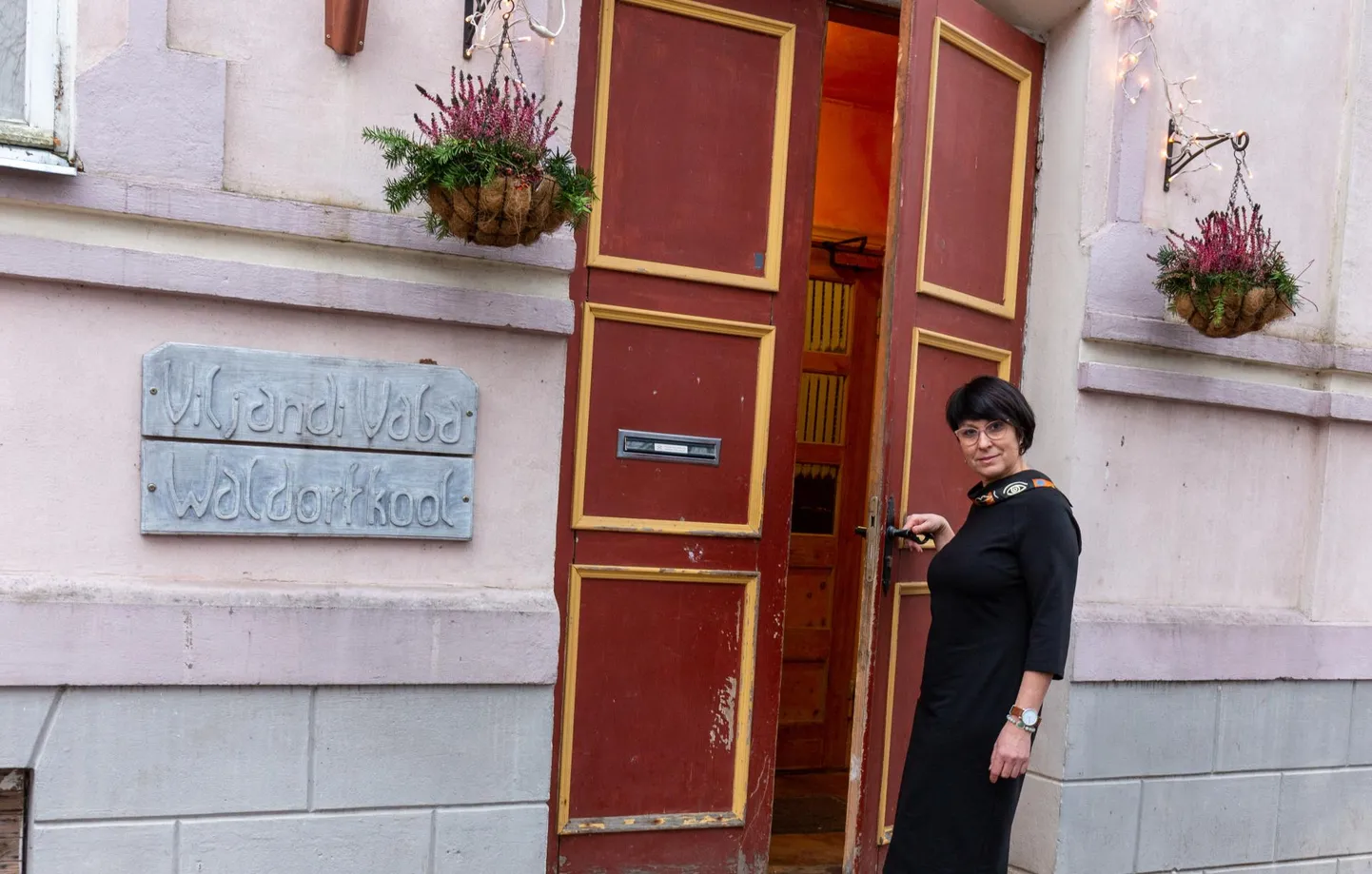 Kaks kuud ametis olnud Viljandi Vaba Waldorfkooli tegevjuht Angela Aru teatas eelmisel nädalal oma tagasiastumisest. Kool ei plaani esialgu uut juhti otsima hakata.