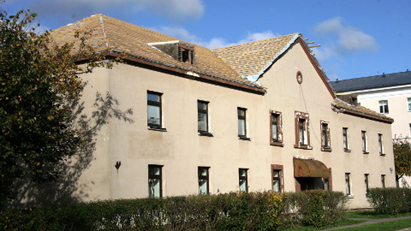 Uue katuse on Kohtla-Järve lasteraamatukogu juba peale saanud. Niinimetatud katuserahast eraldatud 25 000 euro eest peaksid värske jume saama ka maja välisseinad.