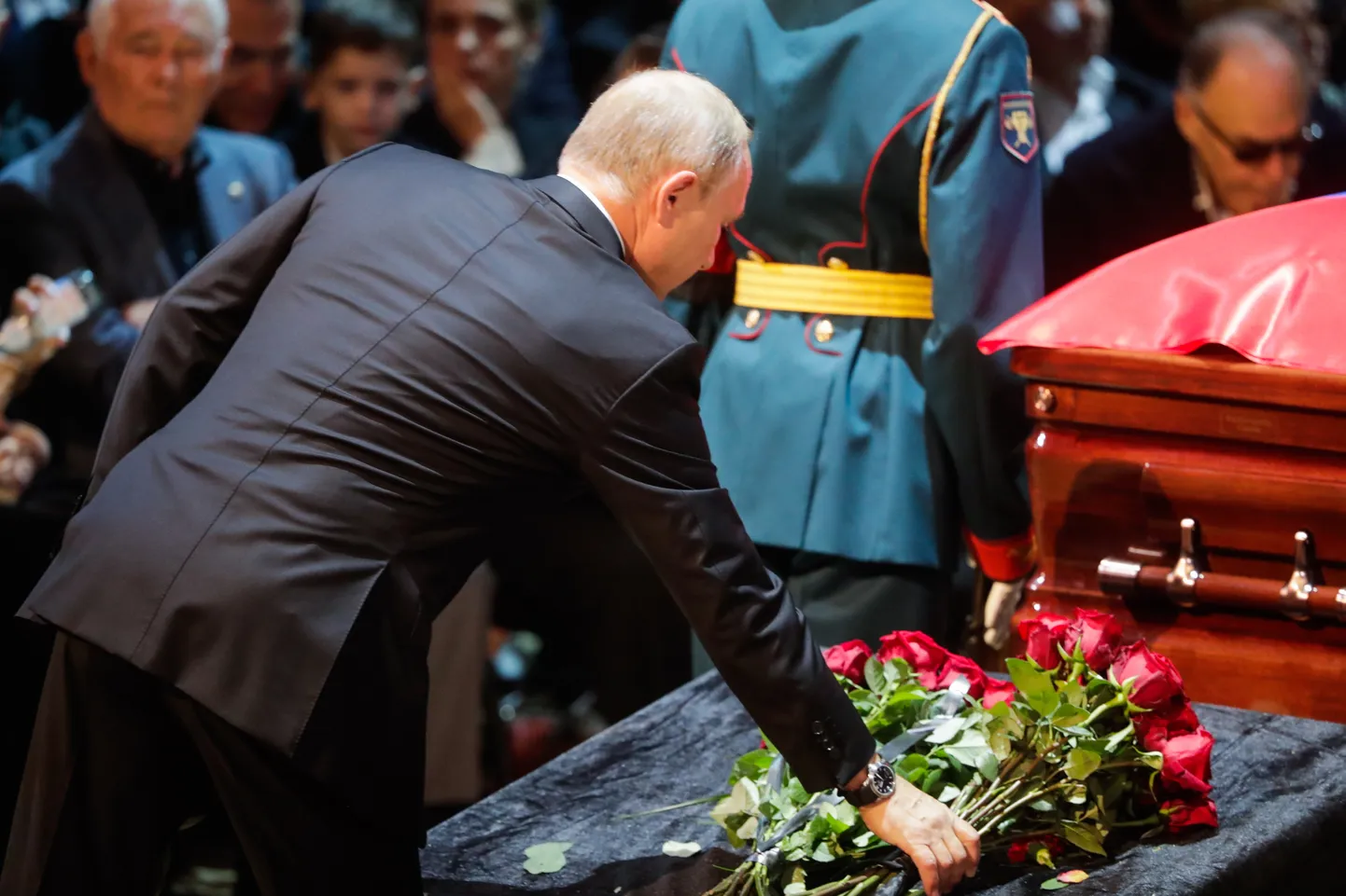 Владимир Путин прощается с Иосифом Кобзоном