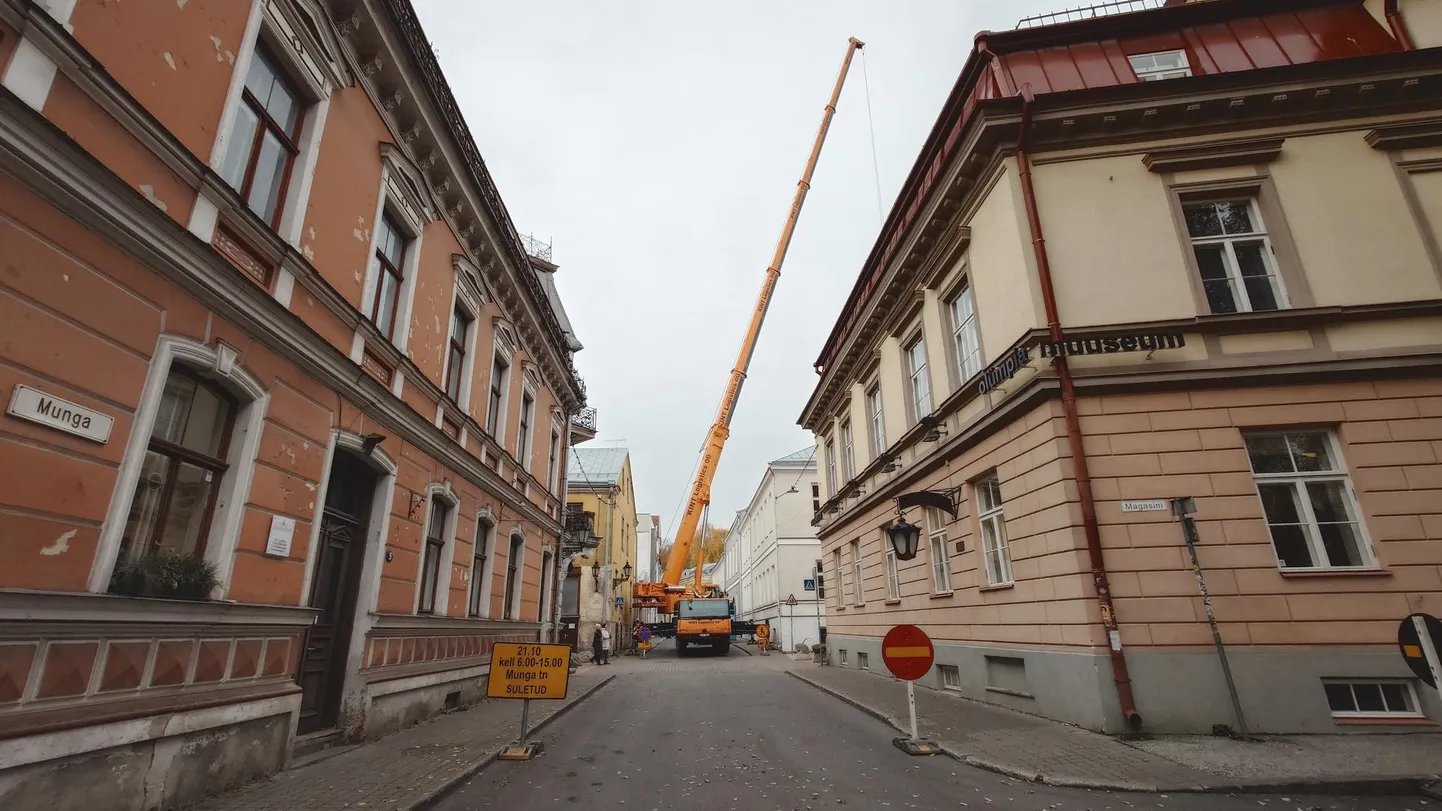 Hugo Treffneri gümnaasiumi katusest sadas vihmavesi paiguti sisse ja katust remontima asudes selgus, et ainult poole vahetamisest ei piisa. Nii lõppesid seal tööd alles 21. oktoobril.