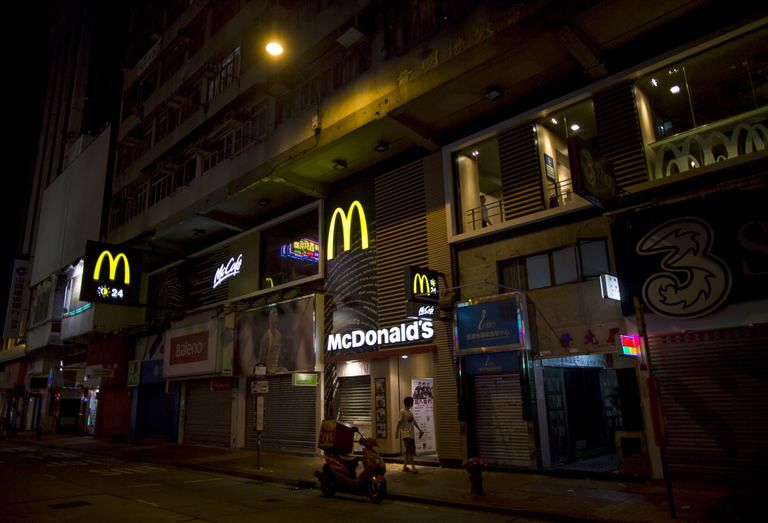 Sajad inimesed ööbivad Hongkongis McDonaldsites