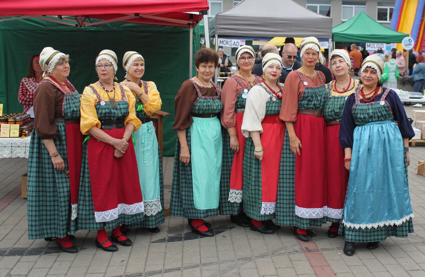 Tantsuansambel Metsäkukat käib sageli esinemas. Hiljuti näiteks kutsuti idavirukad Viljandimaale meefestivali avamisele.