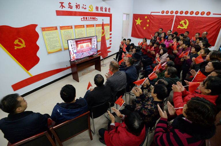 Külaelanikud Junpingi kõnet jälgimas. Foto: CHINA STRINGER NETWORK/REUTERS/Scanpix