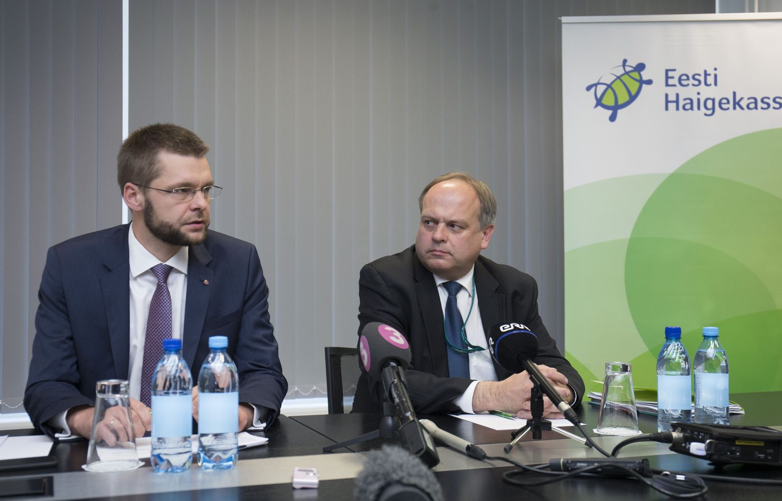Haigekassa senine juht 
Tanel Ross (paremal) ja nõukogu esimees, töö- ja terviseminister Jevgeni Ossinovski on pidanud viimasel aastal suuri kriise lahendama.
