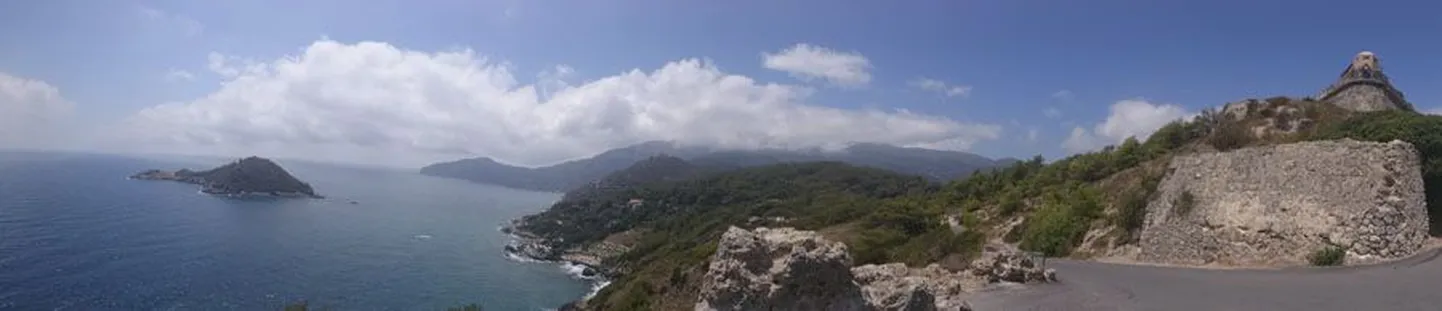 Itaalia lääneranniku vetes asuv Monte Argentario on rikaste ja ilusate suvituspaik. Sadamas loksub vähemalt üks purjekas või kaater leibkonna kohta.