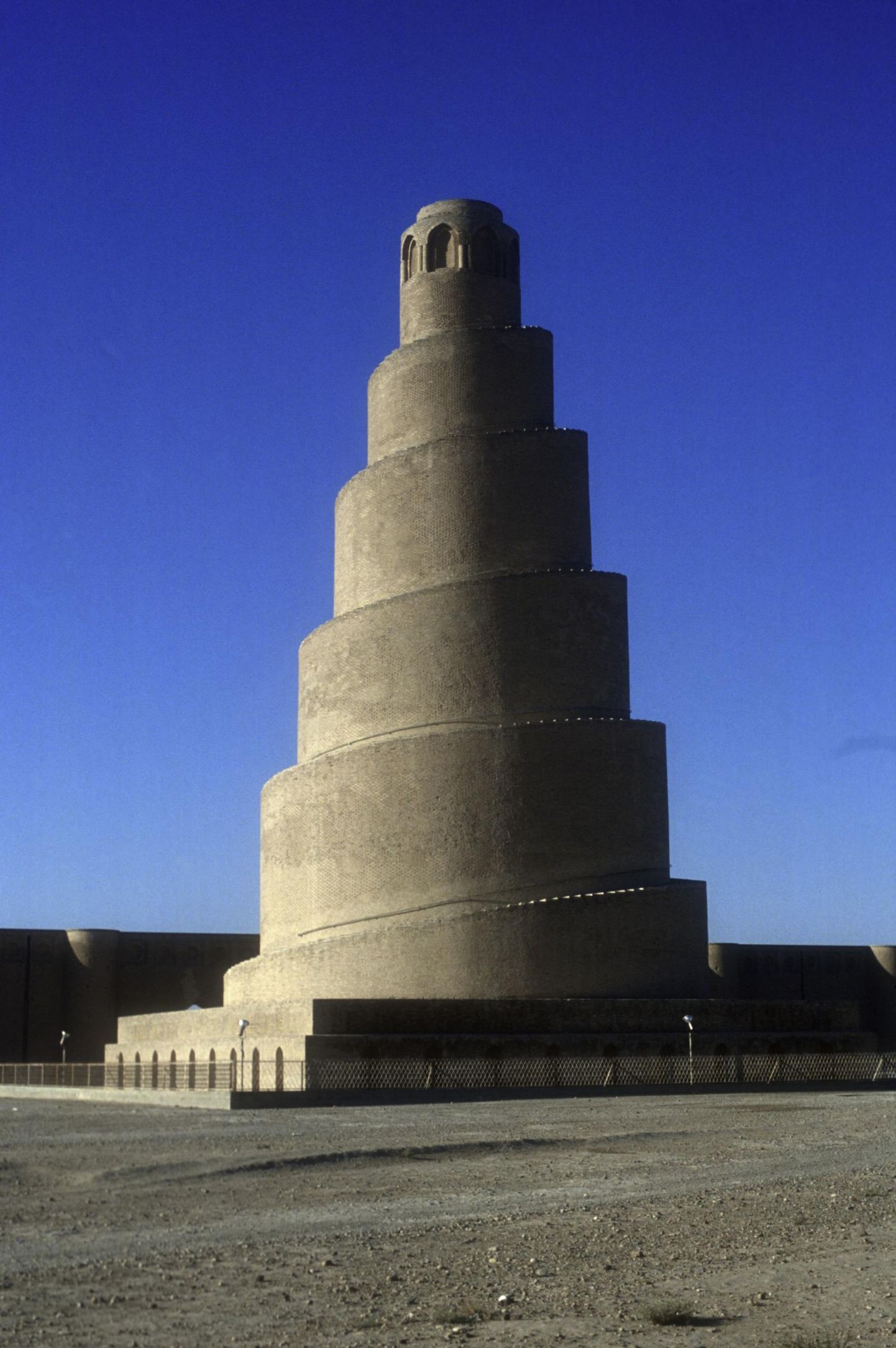 Üha karmistuvad moraalireeglid jätavad inimesele üha vähem valikuvabadust. Spiraalikujuline Samarra Minaret Iraagis. FOTO: Bildarchiv Steffens