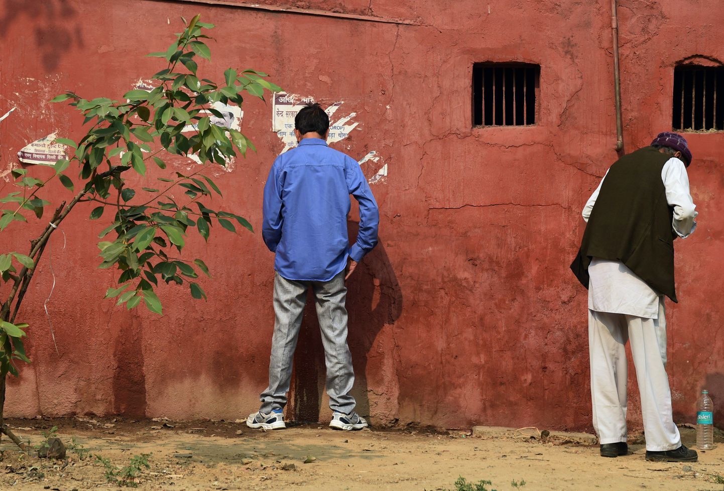 India mehed urineerimas vastu seina New Delhis.