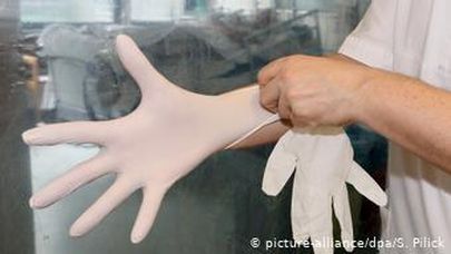 После снятия перчаток врачи каждый раз тщательно моют руки