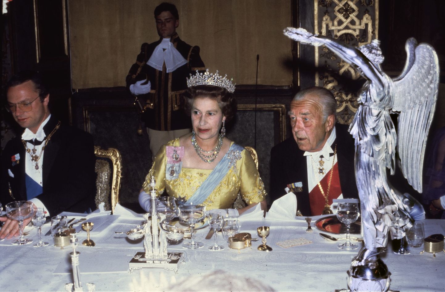 Foto aastast 1983 - kuninganna Elizabeth II koos Rootsi kuningas Carl XVI Gustafi ja Price Bertiliga Stockholmis toimunud kuninglikul galal.