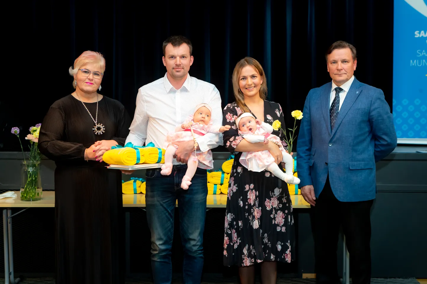 SUURÜLLATAJAD: Kaksikud Lenna ja Sandra käisid ühes ema Kristiina ja isa Kerdiga oma elu esimesel pidulikul valla vastuvõtul. Kätt surusid vanematel Riina Allik ja Jaanus Tamkivi.