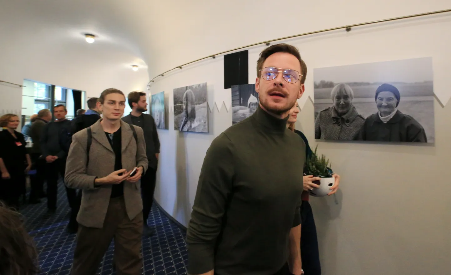 Jaanus Tepomees oma fotoväljapaneku avamisel Vanemuise väikses majas. Näitleja kõrval on foto, millel tema ema ja vanaema.
