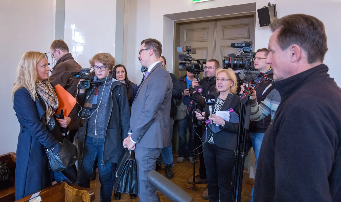 Kaitsja Mihkel Graver (keskel) viibis pärast kohtuistungi lõppu tükk aega ajakirjanike keskel, kuid kohapeal ühtki kommentaari ei andnud.