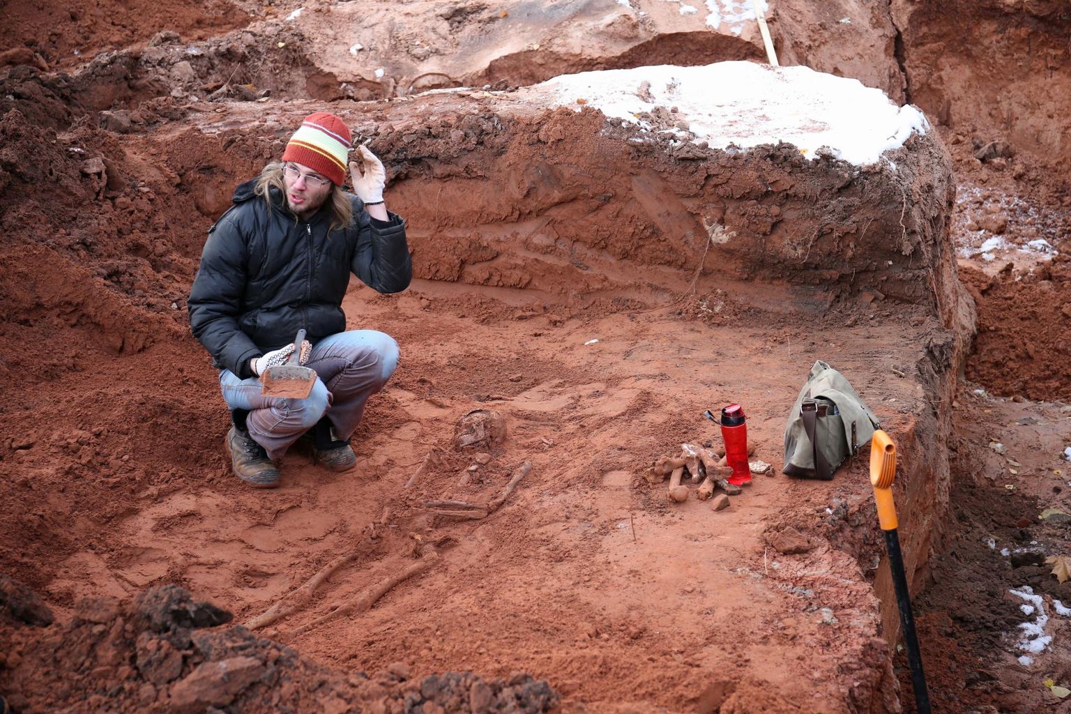 Arheoloog Martin Malve sõnul annavad korrapärased kirstumatused tunnistust, et sajandite eest paiknes Kalevi tänaval surnuaed.