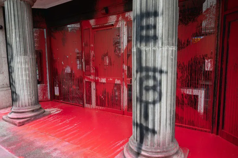 Замазанный красной краской вход в банк