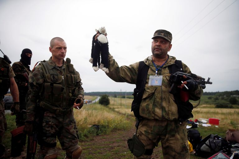 Venemeelne separatist hoiab MH17 rusudest leitud mänguasja.