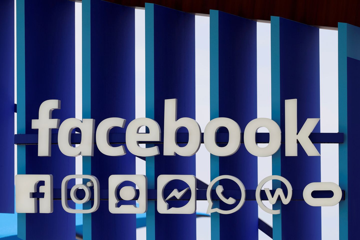 Facebooki logoga paneel.