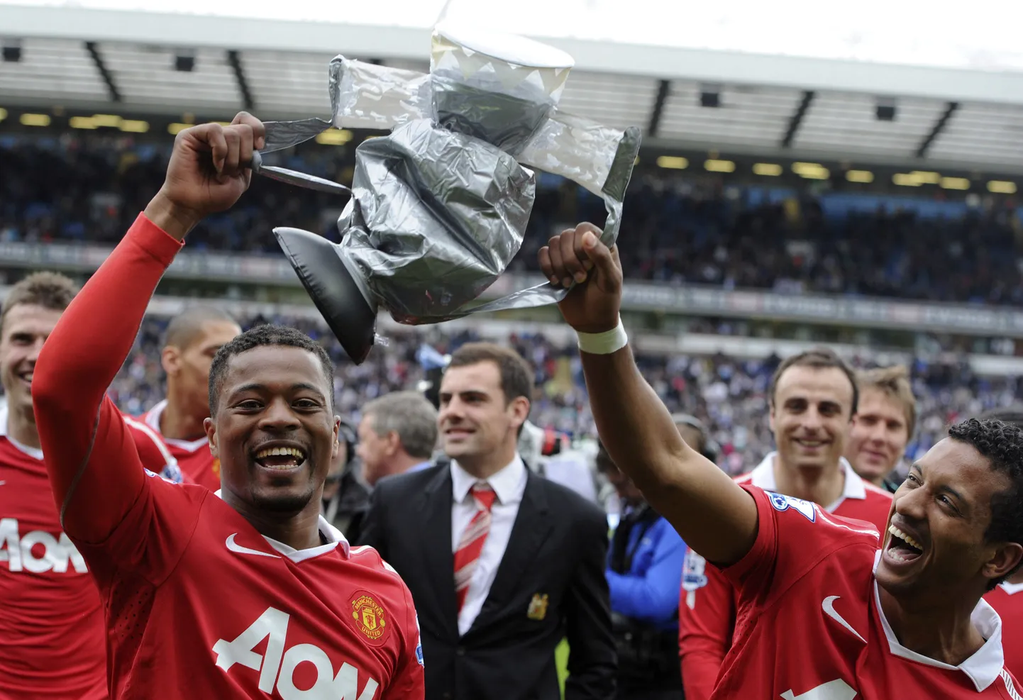 Patrice Evra (vasakul) koos Naniga Manchester Unitedi Inglismaa meistrivõistluste võitu tähistamas.