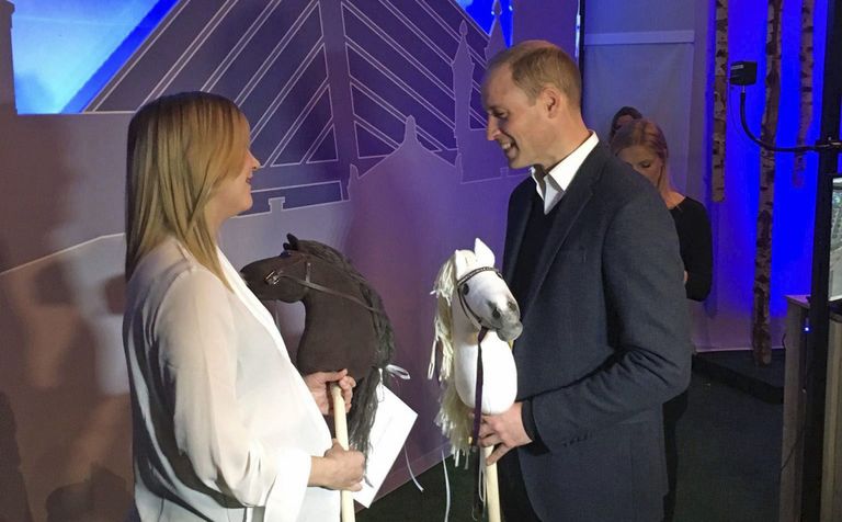 Soome välisministeeriumi esindaja kinkis Prints Williamile ta laste jaoks kepphobused