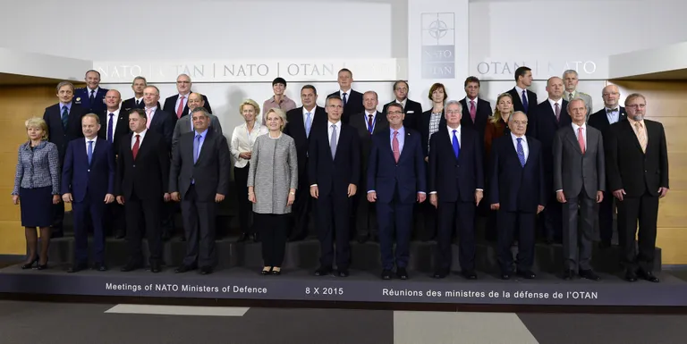 Kaitseministrite kohtumine Brüsselis. Eesti kaitseminister Hannes Hanso seisab teises reas vasakult kolmandana. Foto: Scanpix