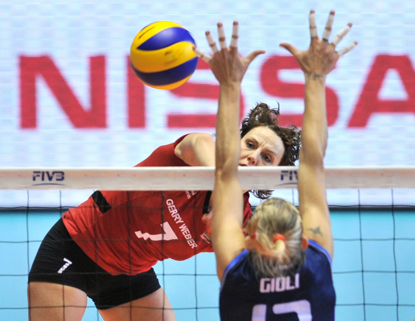 Angelina Grün (punases) rünnkul.