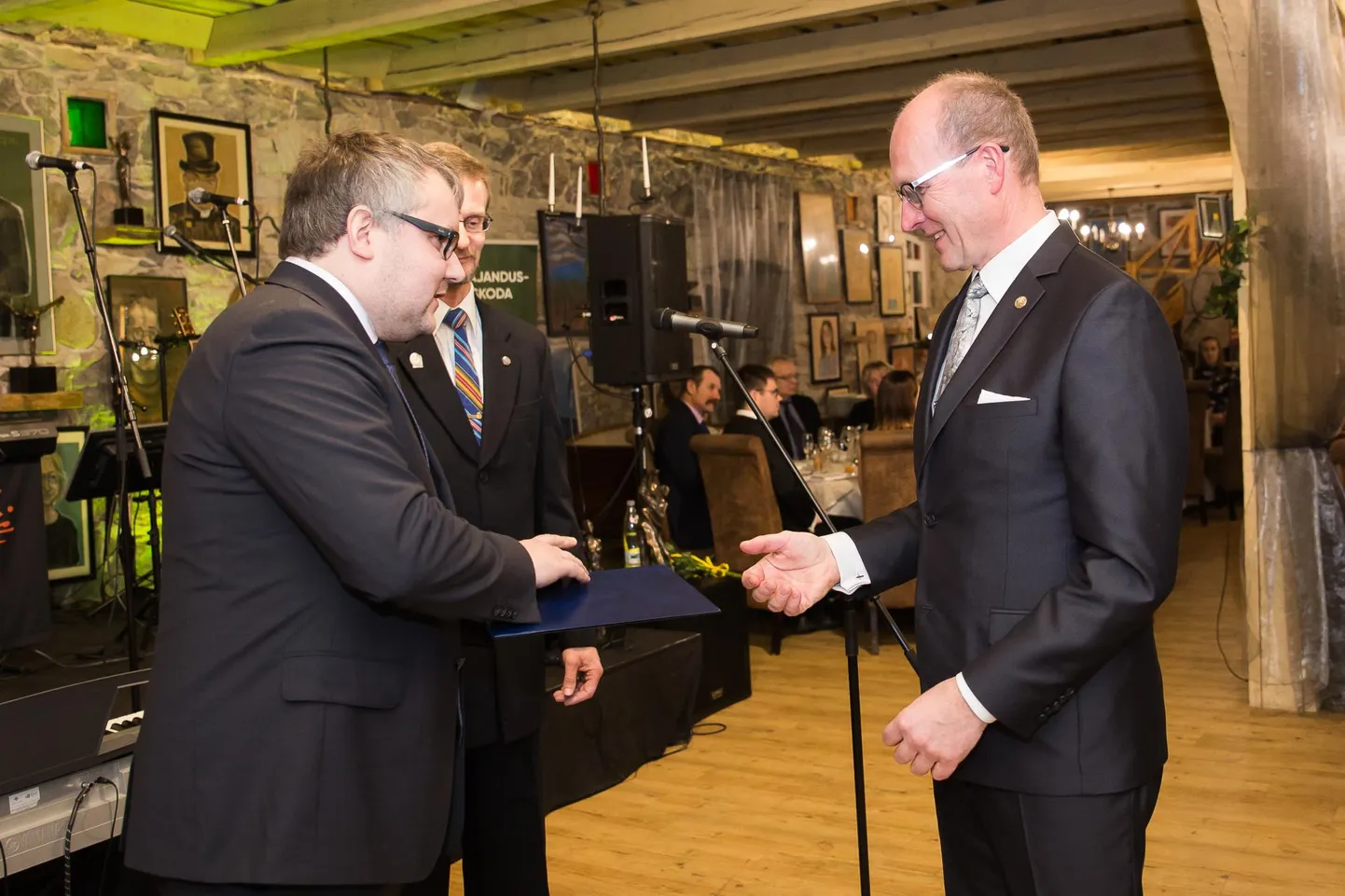 Viljandis tegutseva Maaelu Edendamise Sihtasutuse juhatuse esimees Raul Rosenberg pärjati Põllumajanduskoja auliikme liitliga.